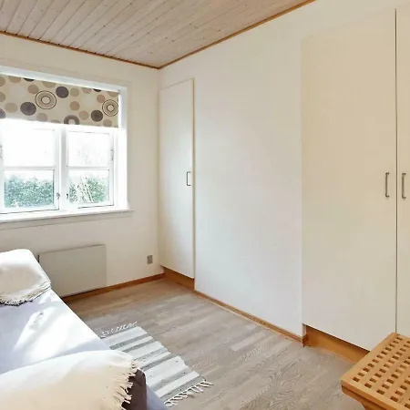 Vakantiehuis Four-Bedroom Holiday Home In Humble 4 *